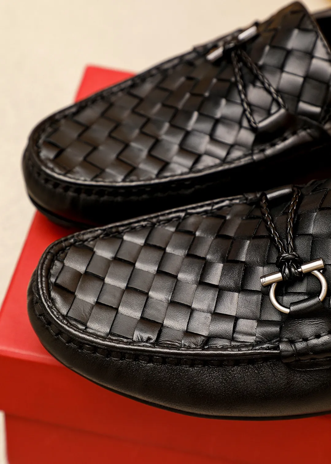 Men's shoes 💰360 💐 Product trademark: Ferragamo "Ferragamo" bean shoes Regular size: 38-44 (45.46🉑️customized) Product materials: Selected imported woven cowhide upper + classic hardware buckle, imported pig leather lining. Strong three-dimensional visual effect, original outsole color: 1⃣️color optional